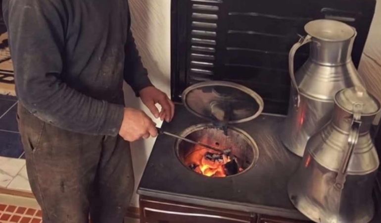Polonya'da bir tamirci sobasında odun yerine market çöreği yakarak ısındı